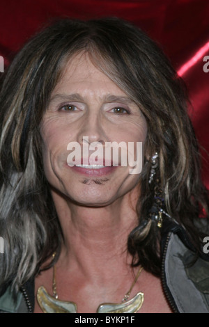 Steven Tyler, der geehrt mit einem Memorabillia Gehäuse mit Kleidung von Junker entwirft das Hard Rock Hotel and Casino Stockfoto