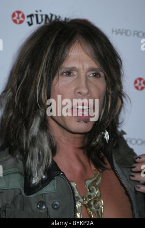 Steven Tyler, der geehrt mit einem Memorabillia Gehäuse mit Kleidung von Junker entwirft das Hard Rock Hotel and Casino Stockfoto