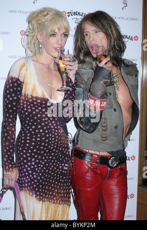 Erin Brady mit Steven Tyler, der geehrt mit einem Memorabillia Gehäuse mit Kleidung von Junker entwirft in The Hard Rock Stockfoto