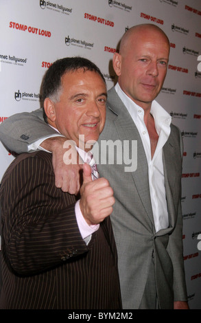 Robert Earl, Bruce Willis roten Teppich Ankünfte für "Stomp Out Loud" im Planet Hollywood Resort Casino Las Vegas, Nevada- Stockfoto