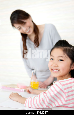 Mutter, Tochter Hausaufgaben Stockfoto