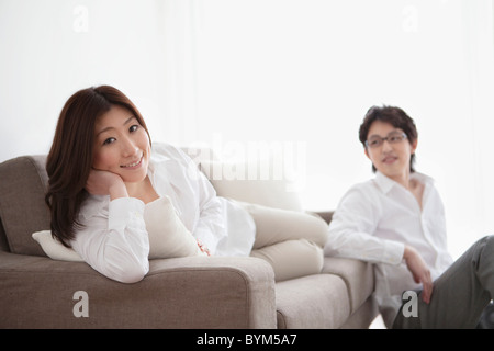 Frau auf dem Sofa entspannen Stockfoto