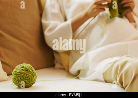 Frau sitzt Stricken schwanger Wollknäuel Stockfoto