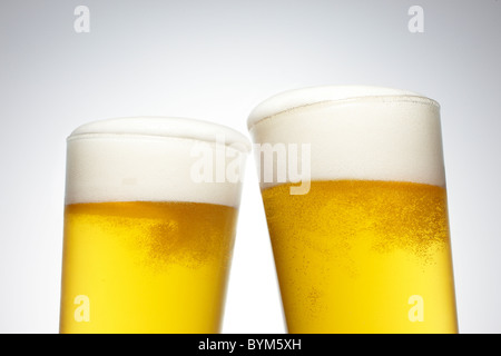 Zwei Pints Bier Stockfoto