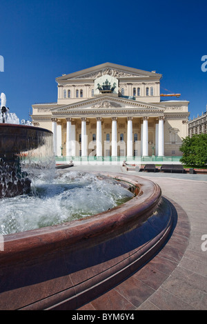 Brunnen vor dem Bolschoi-Theater, Gebäude restauriert, bedeckt Quadriga, Moskau, Russland Stockfoto