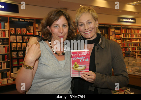 Susanne Luerweg und Baerbel Schaefer präsentieren ihr Buch Schaumkuesse bei Thalia holte Hamburg, Germany - 23.05.07 Stockfoto