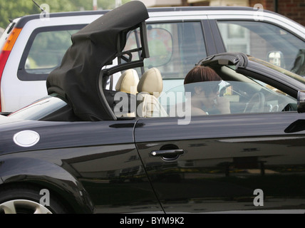 Jade Goody macht das Beste aus dem sonnigen Wetter und nimmt ihre neue Cabrio Audi TT für eine Spritztour in die Läden mit einem Freund Stockfoto