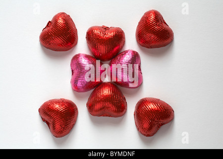 Rot und Rosa vereitelt herzförmige Pralinen auf weißem Hintergrund, ideal für Valentinstag, Valentinstag Stockfoto