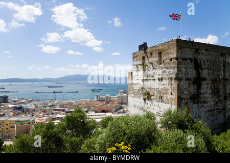 Maurische Burg Turm Hommage im Vordergrund & geraden von Gibraltar und Spanien, im Hintergrund. Gesehen von Felsen von Gibraltar. Stockfoto