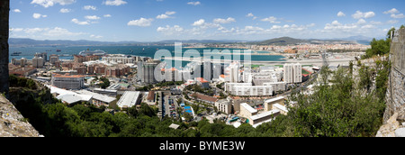 Suchen über Gibraltar Landebahn des Flughafens, City-Center-Entwicklung & Gebäude / Bauten, in Richtung Spanien: aus den Felsen von Gibraltar Stockfoto