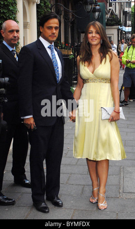 Elizabeth Hurley und Ehemann Arun Nayar den Start des Derby Festival Magazin 2007 an der Crockfords in London, England - 24.05.07 Stockfoto