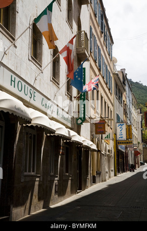 Typische traditionelle Gibraltar Straße / Straße / Straße, mit Café / Restaurant, Geschäfte & Hotel, auf der Suche nach Hügel hinauf in Richtung The Rock. Stockfoto