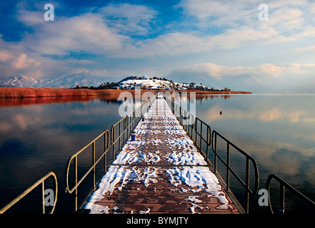 Die schwimmenden Fußgänger-Brücke verbindet die Insel von Aghios Achilleios Insel mit dem Westufer des Mikri Prespa-See Stockfoto