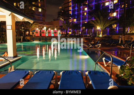 Lichter spiegeln sich in einem Pool, San Juan Stellaris Marriott Resort, Puerto Rico Stockfoto