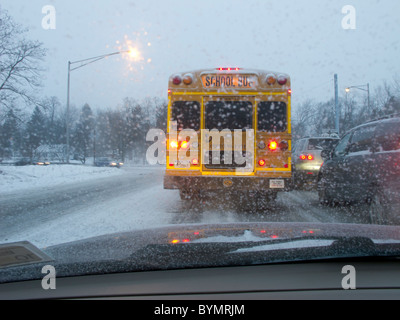 Stop und go-Verkehr in Blizzard. Stockfoto