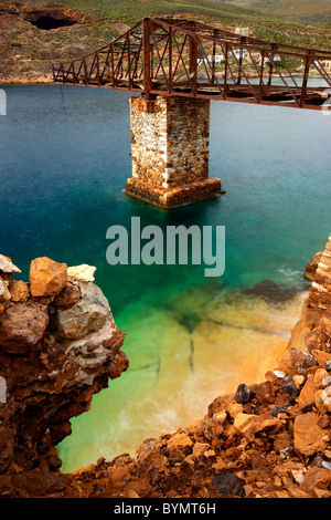 Griechenland, Insel Serifos, Mega Livadi Dorf. Eine alte, verlassene "Brücke" oder "Leiter" zum Laden von Mineralien für Schiffe verwendet. Stockfoto