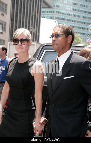 Bryant Gumbel, seiner Frau Hilary Quinlan fahren die Beerdigung von Claudia Cohen am zentralen Synagoge New York City, USA - Stockfoto