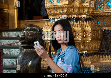 Touristen nehmen ein Foto von sich, Tempel des Smaragd-Buddha, Grand Palace, Wat Phra Kaeo, Bangkok, Thailand Stockfoto