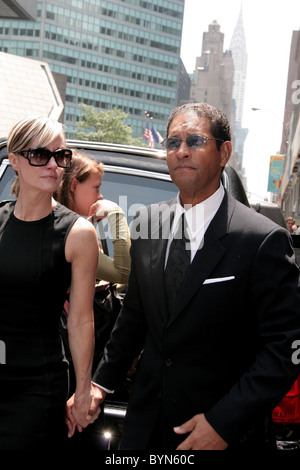 Bryant Gumbel und seiner Frau Hilary Quinlan fahren die Beerdigung von Claudia Cohen am zentralen Synagoge New York City, USA - Stockfoto