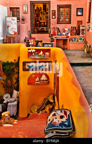 Bunte Geschäfte im malerischen Dorf Oia, Santorin, Kykladen, Griechenland Stockfoto