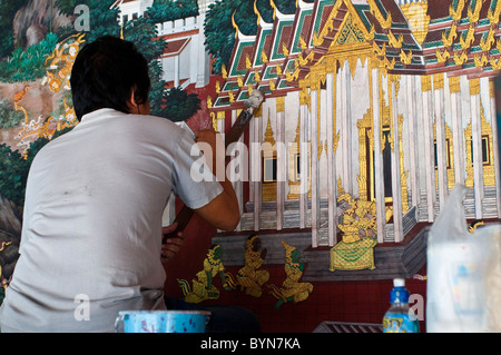 Maler, die Wiederherstellung der Wandmalereien, Grand Palace und Wat Phra Kaeo, Bangkok, Thailand Stockfoto