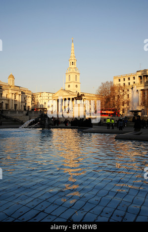 Saint Martin im Bereich der Trafalgar Square London UK mit dem Brunnen im Vordergrund. Stockfoto