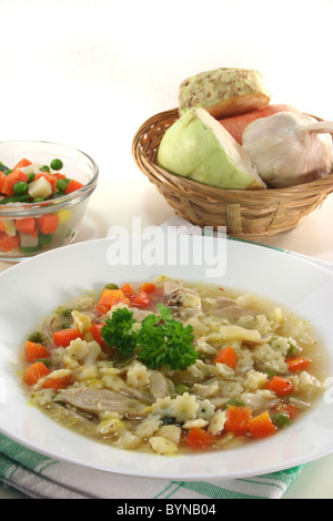 Hühnersuppe mit Huhn und frischem Gemüse Stockfoto