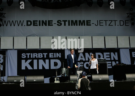 Roger Willemsen, Sarah Kuttner, "Stimmen Gegen" Armut"" Konzert an der IGA Rostock, Deutschland - 07.06.07 Stockfoto