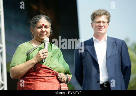 Vandana Shiva aus Indien, Roger Willemsen, "Stimmen Gegen" Armut"" Konzert an der IGA Rostock, Deutschland - 07.06.07 Stockfoto