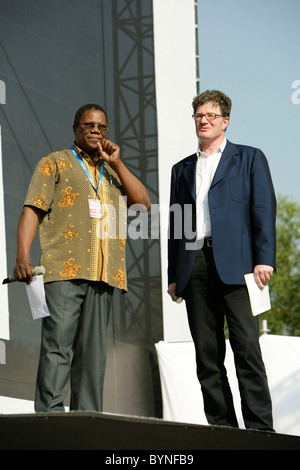 Leo Muntu aus Sambia, Roger Willemsen, "Stimmen Gegen" Armut"" Konzert an der IGA Rostock, Deutschland - 07.06.07 Stockfoto