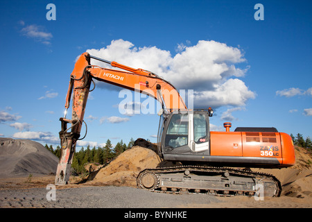 Seitenprofil eines Hitachi ZAxis 350 lc Baggers mit hydraulischem Steinbrecher für Steinbruch Verwendung ausgestattet, Finnland Stockfoto