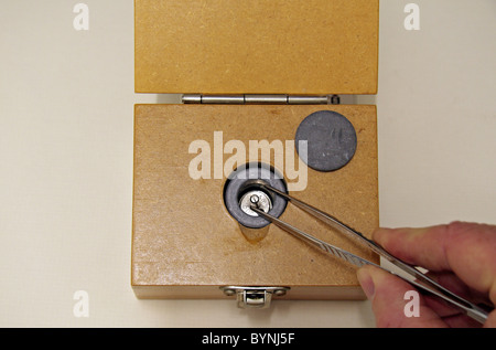 A versiegelt radioaktiven Tasse Ursprungswesen (Americium-241 oder Am-241) aus ihrer Führung Aufbewahrungsbox entfernt. Quelle wie in britischen Schulen verwendet. Stockfoto