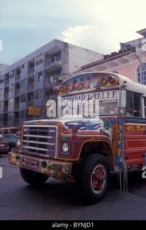 Bunt bemalten Bus oder Diablo Rojo (Red Devil) in Panama-Stadt. Stockfoto