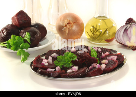 Rote Beete Salat mit roten Zwiebeln und Petersilie auf weißem Hintergrund Stockfoto