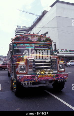 Bunt bemalten Bus oder Diablo Rojo (Red Devil) in Panama-Stadt. Stockfoto