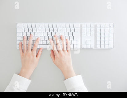 Frau Computer Tastatur Hohe Betrachtungswinkel eingeben Stockfoto
