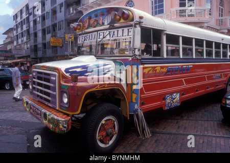 Bunt bemalten Bus oder Diablo Rojo (Red Devil) in Panama-Stadt. Stockfoto