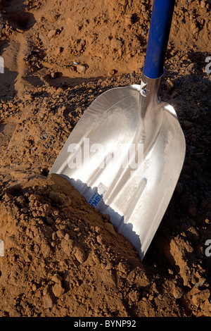 Schaufel in Sand gesteckt Stockfoto