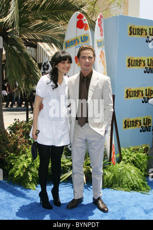Shia LaBeouf und Zooey Deschanel-Premiere von 'Surfs Up' - Ankünfte im Mann Village Theater Westwood, California statt- Stockfoto