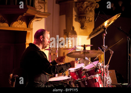 Der Schlagzeuger Frank van Essen mit der Celtic Rock Band Iona im Konzert, Schlagzeug zu spielen auf der Bühne, Großbritannien 2010 Stockfoto