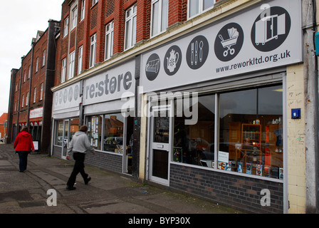 Zweiter hand restauriert Möbel Shop mit Artikel zum Verkauf, Bristol, UK. Stockfoto