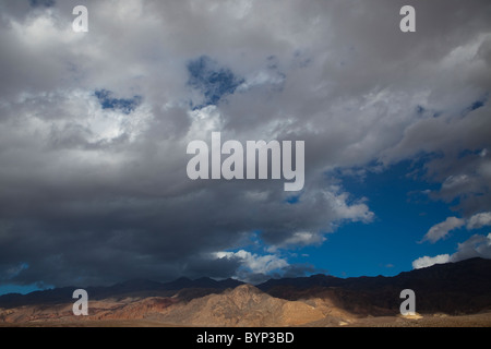 Gewitterwolken über die Berge in Death Valley Nationalpark, Kalifornien. Stockfoto