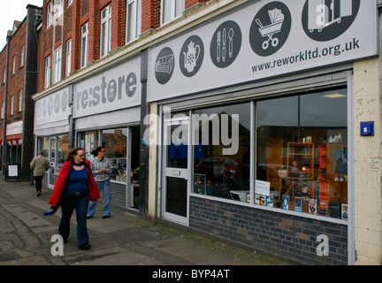 Zweiter hand restauriert Möbel Shop mit Artikel zum Verkauf, Bristol, UK. Stockfoto