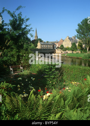 Ein Sommer-Ansicht der Oldgate-Brücke über den Fluß Wansbeck in Morpeth, Northumberland Stockfoto