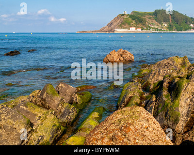 Blick über Felsen in Richtung Meer in Ribadesella in Asturien Nordspanien Stockfoto