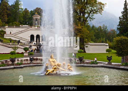 Springbrunnen im Park von Schloss Linderhof, Bayern, Deutschland Stockfoto