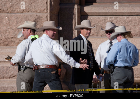 Texas Rangers sammeln Beweise auf den südlichen Stufen des Texas Capitol am Donnerstag nach ein Mann mehrere auf dem Gelände Schüsse Stockfoto