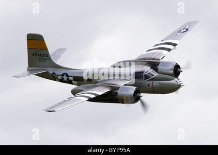 Douglas A-26 b Invader in USAAF Markierungen machen einen Überflug in Duxford Flying Legends Airshow Stockfoto