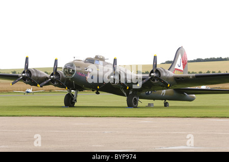 Boeing B - 17G Flying Fortress "Pink Lady" auf der Flightline Duxford Airfield Stockfoto