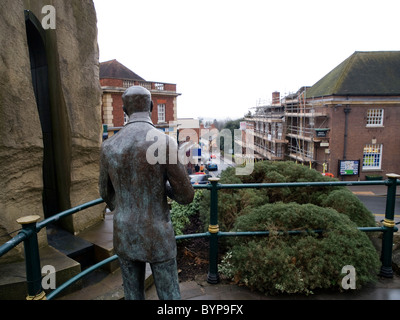 Statue von Sir Edward Elgar mit Blick auf die Hauptstraße in Great Malvern Stockfoto